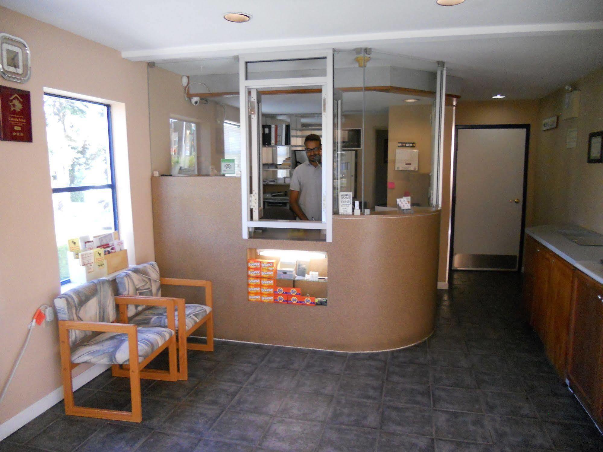 Happy Day Inn Burnaby Exterior foto